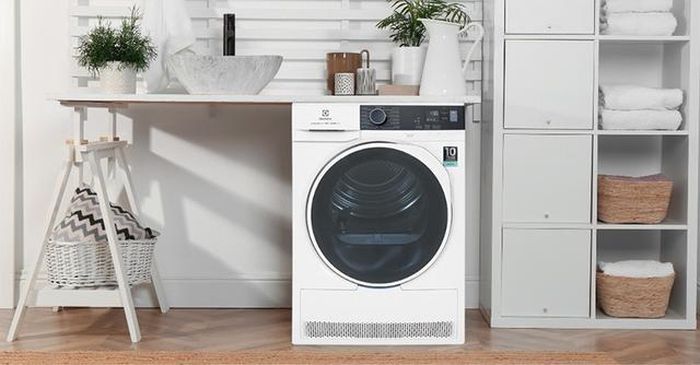 Máy sấy quần áo là thiết bị chuyên dụng dùng để sấy khô quần áo, có thiết kế tương đồng với máy giặt cửa ngang.