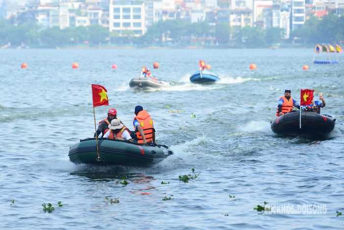 Hình ảnh lá cờ Tổ quốc tung bay giữa mặt hồ thể hiện thông điệp: Truyền thống và hiện đại có thể cùng song hành – khi con người biết kết nối, vượt giới hạn và lan tỏa năng lượng tích cực.