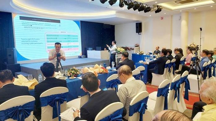 TS.BS Hồ Đăng Quý Dũng báo cáo tại Hội thảo khoa học.
