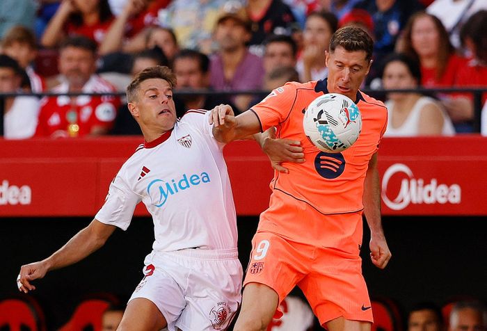  Robert Lewandowski đá hỏng 11 mét trước Sevilla. 