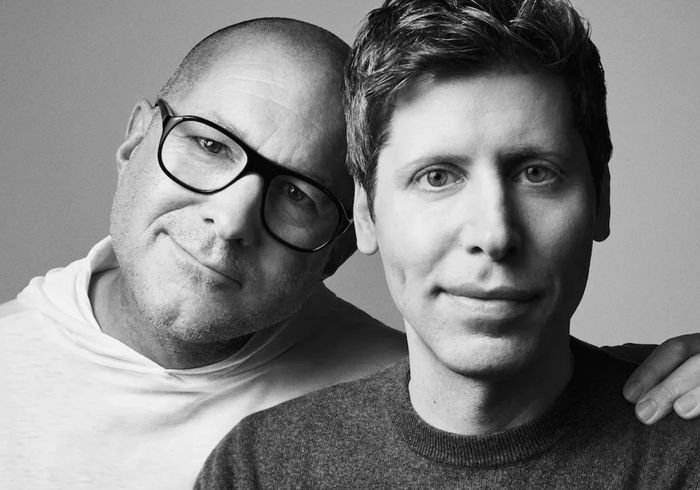 Jony Ive (trái) và Sam Altman. Ảnh: OpenAI.