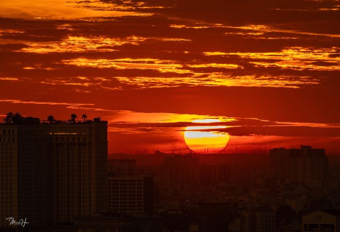 Dù TP.HCM đang vào mùa mưa, khung cảnh mặt trời lặn xuống tận đường chân trời khiến cả một vùng đỏ rực. Đây cũng là khoảnh khắc nhiếp ảnh gia Minh Hòa tâm đắc.