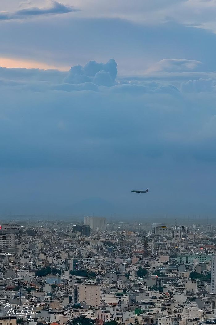 Trước đó, ngày 3/9, lần thứ 2 anh Minh Hòa "bắt" được khoảnh khắc hiếm có của núi Bà Đen nhìn từ trung tâm TP.HCM. Ngọn núi lúc ẩn lúc hiện do chỉ số chất lượng không khí không tốt.