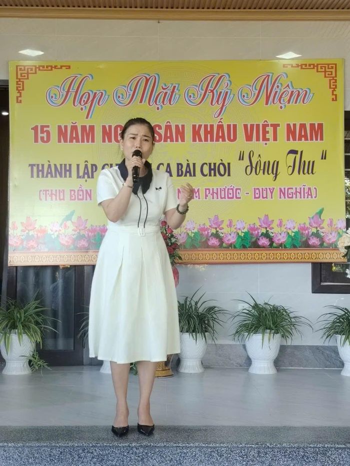 Chị Nguyễn Thị Cẩm Giang biểu diễn bài dân ca “Quảng Nam nỗi nhớ trong tôi” trong buổi ra mắt CLB