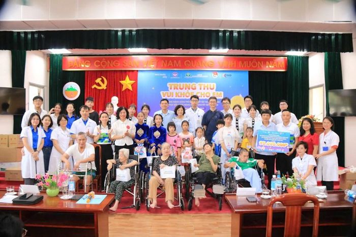 Niềm vui nhân đôi của các cụ già và em nhỏ trong mùa Trung thu