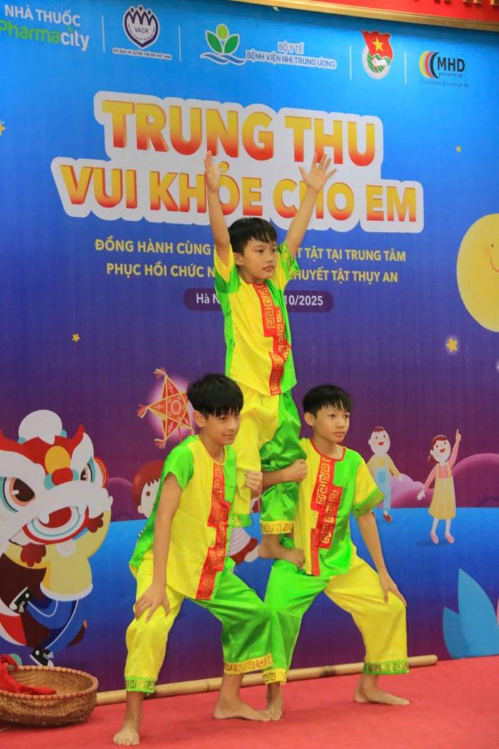 Chương trình nghệ thuật do chính các em tại Trung tâm Phục hồi chức năng người khuyết tật Thụy An biểu diễn