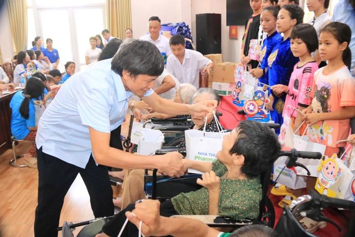 Các cụ già xúc động khi được nhận quà của chương trình