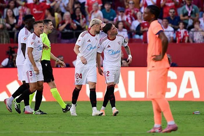 Barca thua đậm Sevilla, không thể chiếm lại ngôi đầu bảng La Liga