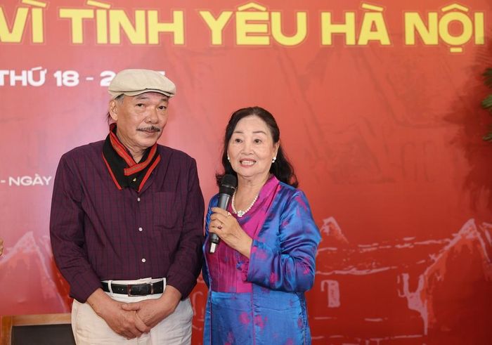 Nhạc sĩ Trần Tiến cùng vợ gửi lời chào thân thương tới Hà Nội tại Lễ trao giải. Ảnh: Hòa Nguyễn