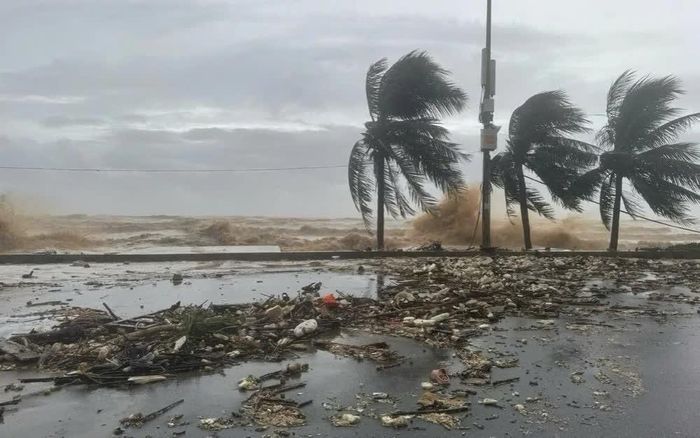 Gió mạnh, từng đợt sóng lớn đánh vào bờ đê dọc tuyến phố Hồ Xuân Hương, Sầm Sơn (Thanh Hóa). Ảnh: Việt Hoàng - TTXVN