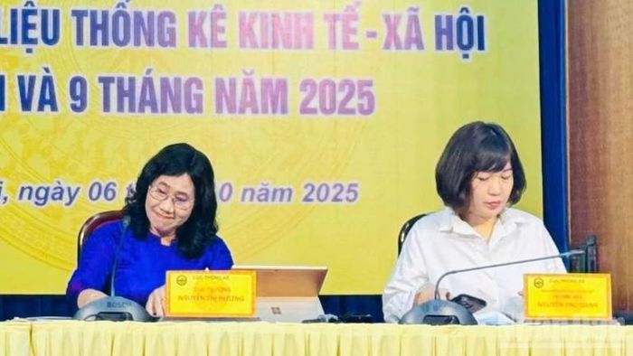  Bà Nguyễn Thu Oanh (áo trắng), Trưởng ban Thống kê dịch vụ và giá, Cục Thống kê. (Ảnh: HNV) 