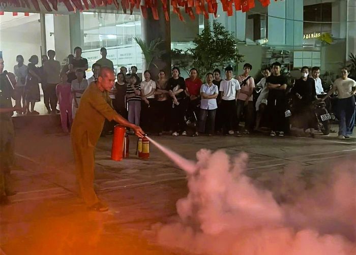 Người dân thực hành dập tắt đám cháy tại chỗ