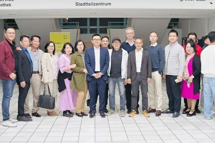Các đại biểu tham dự sự kiện chụp ảnh lưu niệm.