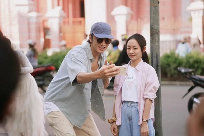Chị ngã em nâng (ảnh trên) và Tay anh giữ một vì sao chưa thể bứt phá doanh thu.