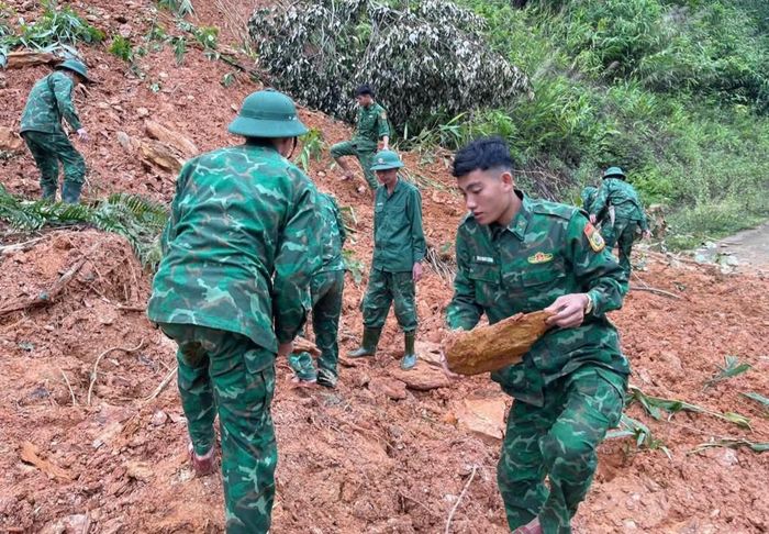  Hàng chục cán bộ chiến sĩ Đồn Biên phòng Châu Khê đã đến hiện trường tiến hành xúc dọn đất đá, khơi thông đường. 