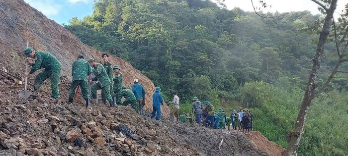  Theo lãnh đạo xã Na Loi, bão số 10 quét qua đã khiến địa phương này thiệt hại nặng. Trong đó có nhiều tuyến đường giao thông liên thôn bản bị sạt lở, bùn đất vùi lấp dày đặc, gây khó khăn cho việc đi lại, vận chuyển hàng hóa và sinh hoạt của nhân dân. 