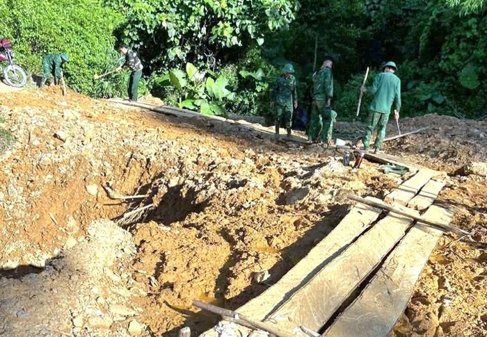  Nhiều đoạn bùn lầy dày đặc được lát tạm ván gỗ để xe máy có thể di chuyển qua lại. 
