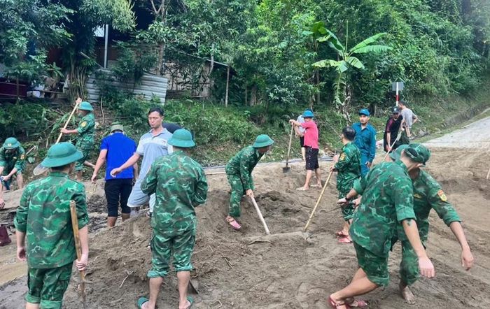  Công việc vất vả nhưng các cán bộ chiến sĩ, lực lượng chức năng quyết tâm hoàn thành để nhân dân thuận tiện đi lại. 