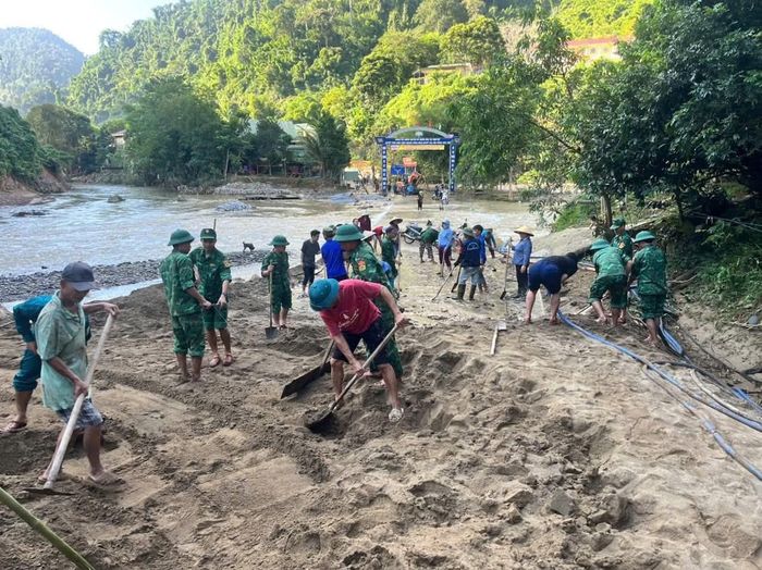  Trước thực trạng trên, hàng chục cán bộ Đồn Biên phòng Tam Hợp đã phối hợp cùng Ban Quản lý bản Xốp Nặm, các đoàn viên thanh niên và người dân tiến hành sửa chữa, khắc phục các tuyến đường. 