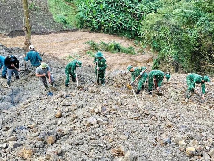  “Với tinh thần “bốn tại chỗ”, hàng chục cán bộ các lực lượng và nhân dân đã tham gia san gạt, xúc dọn đất đá, khơi thông rãnh thoát nước, tu sửa tuyến đường để giao thông thông suốt”, lãnh đạo xã Na Loi nói. 