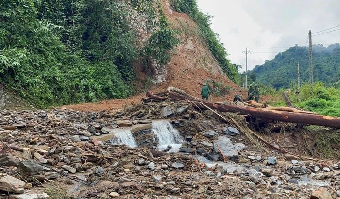  Tại xã Châu Khê (Nghệ An), bão số 10 đi qua cũng để lại hậu quả lớn khi nhiều tuyến đường trên địa bàn bị đất đá sạt lở vùi lấp. 