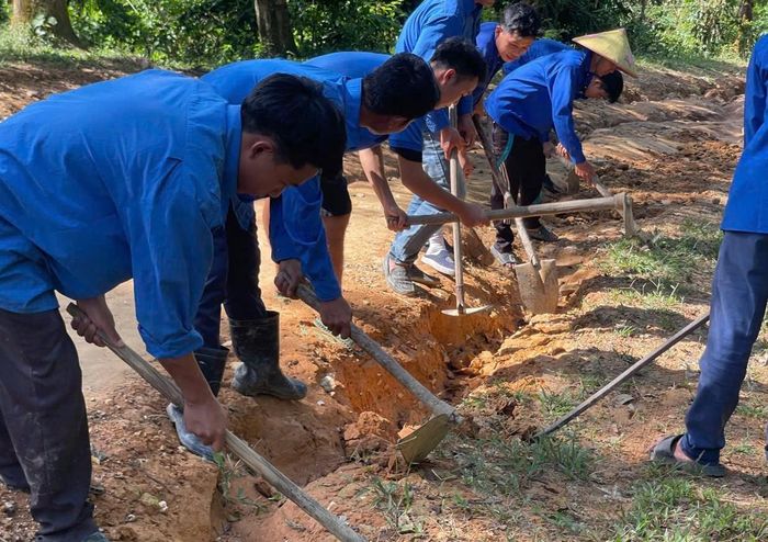  Những con đường lồi lõm sau những đợt mưa bão được các đoàn viên thanh niên san gạt bằng phẳng để thuận tiện đi lại. 