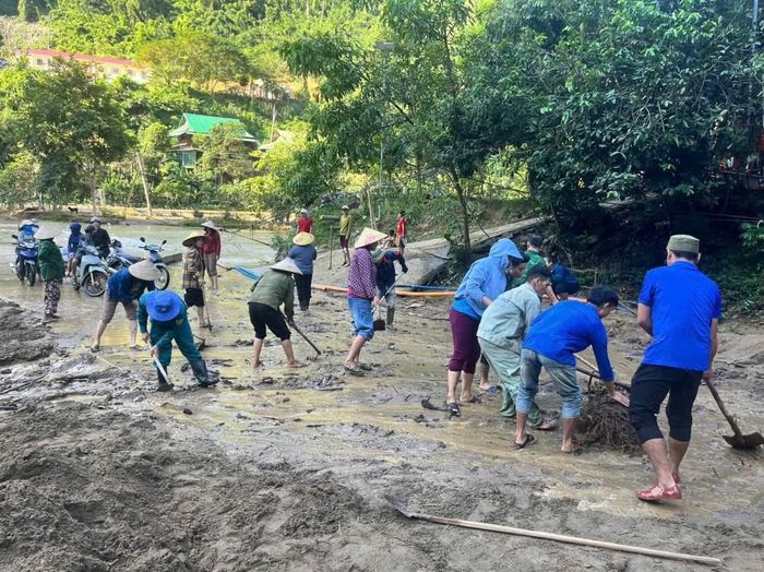  Tại xã Tam Thái (Nghệ An), bão số 10 đi qua khiến nhiều tuyến đường giao thông ở bản Xốp Nặm bị hư hỏng, bùn đất bám dày đặc trên mặt đường khiến giao thông đi lại khó khăn. 
