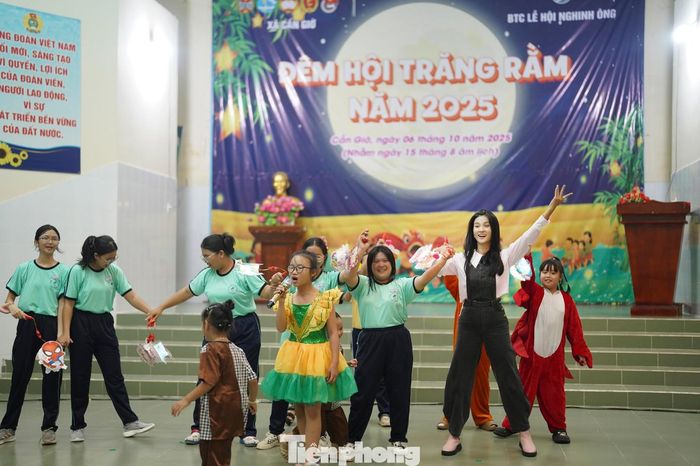  Không chỉ trao quà, họ còn cùng các em nhảy múa, “quẩy” hết mình trong tiếng nhạc rộn ràng. Hình ảnh ngôi sao điện ảnh nắm tay học sinh, nhảy múa khiến không ít phụ huynh xúc động. 