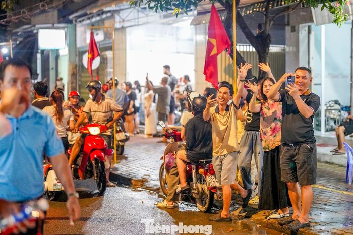  Người dân hân hoan nhận quà từ chú Cuội, chị Hằng. Trẻ em cười nói, người lớn chụp hình, còn các đoàn rước vẫn biểu diễn hết mình dù đường trơn nước. Cơn mưa trở thành phông nền cho những ánh đèn rực rỡ, làm nổi bật tinh thần lạc quan và sự gắn kết của cộng đồng Cần Giờ. 
