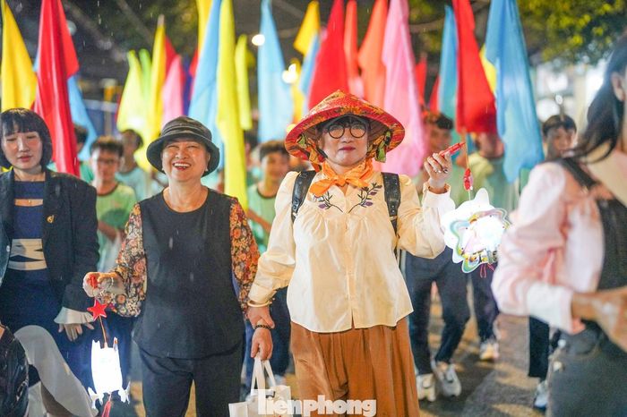  Điều đặc biệt trong chương trình tối nay là sự góp mặt của diễn viên Kim Tuyến và các thành viên Hội Điện ảnh TPHCM rước đèn cùng bà con xã đảo. 