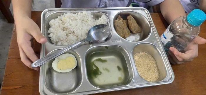 Ngoài cơm, trứng, chả, một món giống muối mè bữa cơm còn có canh nhưng rất ít rau. Ảnh. Th. Thảo