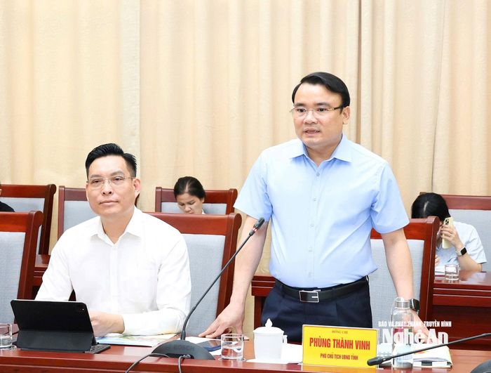 Đồng chí Phùng Thành Vinh - Ủy viên Ban Chấp hành Đảng bộ tỉnh, Phó Chủ tịch UBND tỉnh Nghệ An cảm ơn những ý kiến định hướng, chỉ đạo hết sức quan trọng và thiết thực của đoàn công tác Bộ Ngoại giao. Ảnh: CTV
