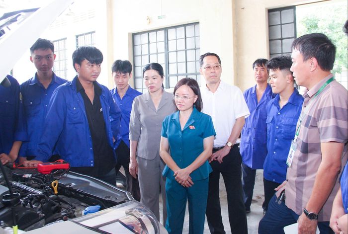 Đoàn công tác khảo sát cơ sở vật chất đào tạo của nhà trường. Ảnh: Mai Hoa