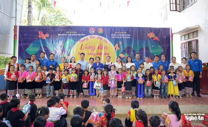 Hơn 250 suất quà đã được trao tận tay các em nhỏ trên địa bàn xã Tương Dương. Ảnh: Thanh Quỳnh