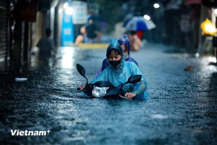  Ngập úng do mưa lớn ở Hà Nội. (Ảnh: Hoài Nam/Vietnam+) 