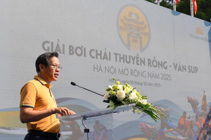 Ông Đặng Anh Tuấn - Phó Tổng giám đốc Vietnam Airlines phát biểu tại buổi lễ: “Giải bơi chải thuyền rồng - Ván SUP Hà Nội mở rộng năm 2025 không chỉ là một sự kiện thể thao - văn hóa, mà còn là minh chứng cho cam kết đồng hành của Vietnam Airlines trong việc lan tỏa giá trị truyền thống và thúc đẩy phong cách sống năng động, hiện đại. Việc tổ chức thành công sự kiện trong không gian mùa thu Hà Nội càng làm nổi bật vẻ đẹp của Thủ đô nghìn năm văn hiến, đồng thời khẳng định vai trò tiên phong của Hãng hàng không Quốc gia trong việc kết nối cộng đồng và quảng bá hình ảnh Việt Nam ra thế giới.”