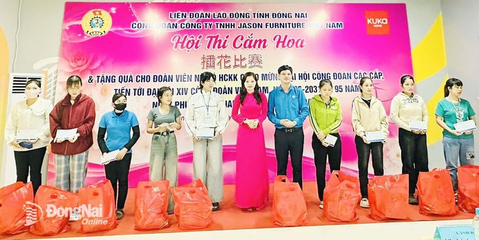 Công đoàn cơ sở Công ty TNHH Jason Furniture Việt Nam (phường Bình Phước, tỉnh Đồng Nai) tặng quà cho lao động nữ có hoàn cảnh khó khăn. Ảnh: CĐCC