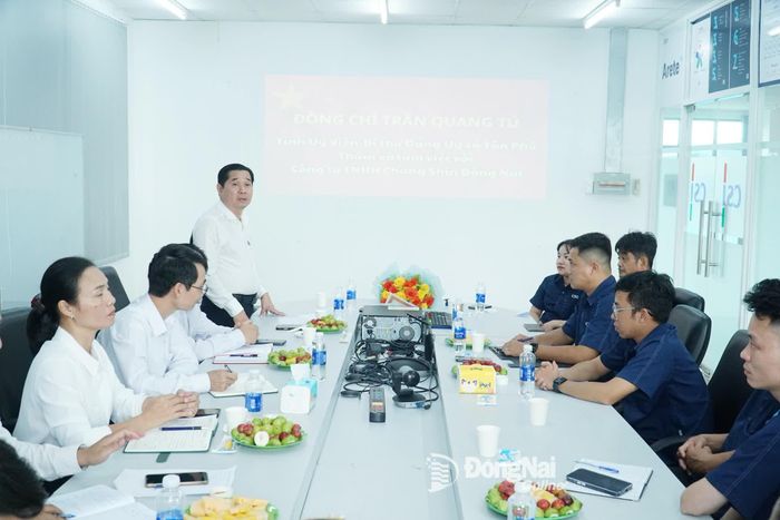 Tỉnh ủy viên, Bí thư Đảng ủy, Chủ tịch HĐND xã Tân Phú Trần Quang Tú phát biểu chỉ đạo tại buổi làm việc. Ảnh: Minh Long