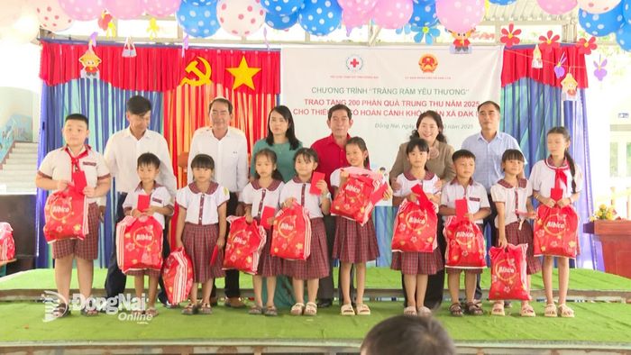 Ban tổ chức trao quà cho các em thiếu nhi trên địa bàn xã. Ảnh: Văn Đoàn