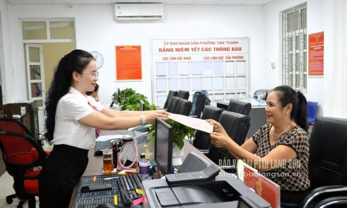 Chuyên viên Trung tâm Phục vụ hành chính công phường Tam Thanh trả kết quả hồ sơ TTHC cho người dân