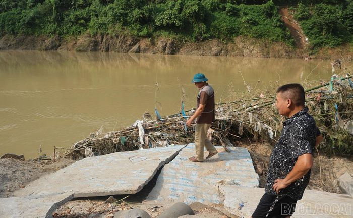  Mức nước sông lên xuống thất thường khiến hiện tượng sụt lún, sạt lở ngày càng lan rộng. 
