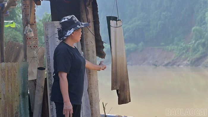  Hệ thống chuồng trại của gia đình bà Hà bị cuốn trôi theo nước sông dâng. 