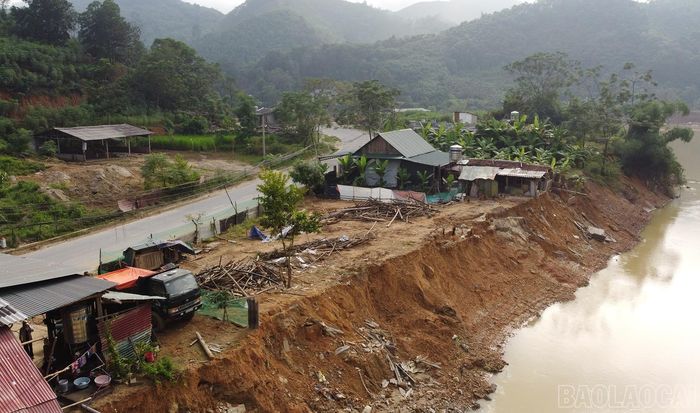  Ngổn ngang bên bờ sông Chảy. 