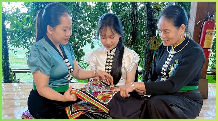  Từ đôi tay bà, tay mẹ, nét văn hóa thêu khăn Piêu được lặng lẽ truyền trao - giữ hồn văn hóa thấm sâu qua từng thế hệ. 