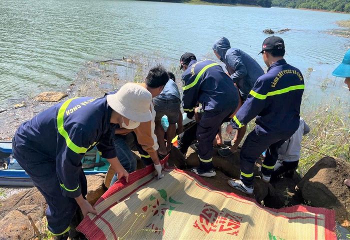 Sau nhiều nỗ lực, đến 9 giờ ngày 6/10, lực lượng cứu hộ đã tìm thấy thi thể nạn nhân cách hiện trường 1km