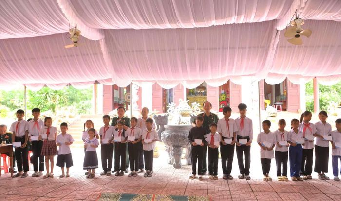 Trao quà cho học sinh nghèo vượt khó học giỏi trên địa bàn các xã Ba Lòng, Hướng Hiệp và Đakrông - Ảnh: M.L