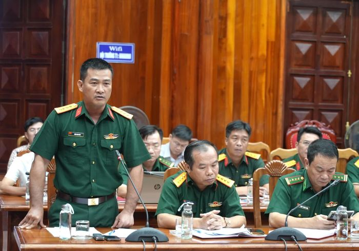 Đồng chí đại tá Đoàn Sinh Hòa, Chỉ huy trưởng Bộ Chỉ huy Quân sự tỉnh phát biểu tại phiên họp - Ảnh: Trung Đức