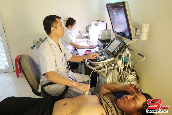 Bác sĩ Hoàng Đình Doãn thực hiện siêu âm cho bệnh nhân tại Khoa Chẩn đoán hình ảnh, Bệnh viện Đa khoa tỉnh.