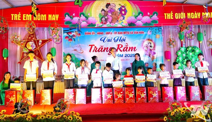 Đồng chí Phó Chủ tịch UBND tỉnh đã trao 15 suất quà cho các em học sinh có hoàn cảnh khó khăn trên địa bàn xã Văn Hán.