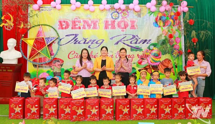 Đồng chí Hoàng Thu Trang cùng Đoàn công tác đã trao 15 suất quà cho học sinh có hoàn cảnh khó khăn vươn lên trong học tập.